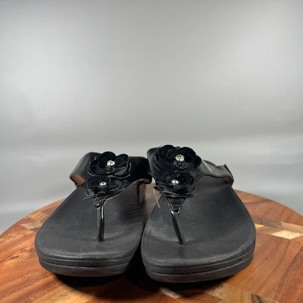 FitFlop Fleur Black Patent Leather Floral Thong Wedge Sandals Womens 9 N03-001